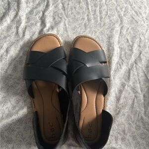 b.o.c. Women's Black and Tan Sandals